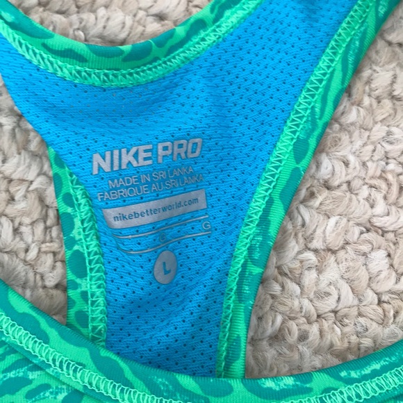 nike sports bra - Picture 2 of 3